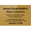 Plaque métallique dorée affichant les informations d’un médecin généraliste : nom, titre, diplôme et numéro de contact.