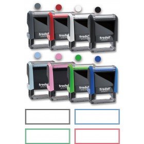 Trois tampons encreurs Trodat de bureau et leurs capots colorés alignés, avec des espaces pour écrire en dessous.